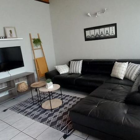 Отель Mucha Airbnb Уолфиш-Бей Экстерьер фото