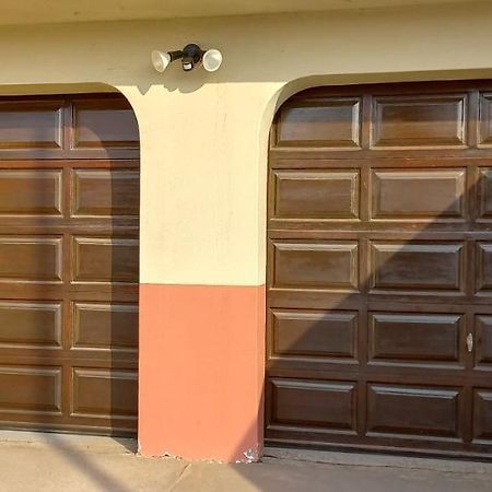 Отель Mucha Airbnb Уолфиш-Бей Экстерьер фото