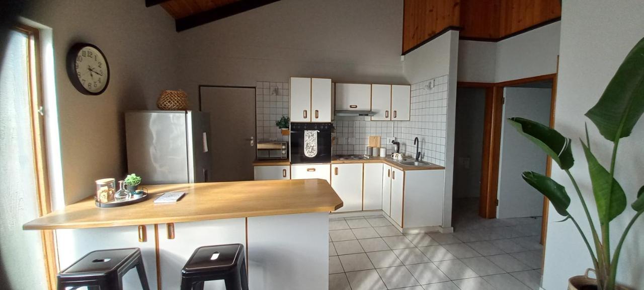 Отель Mucha Airbnb Уолфиш-Бей Экстерьер фото